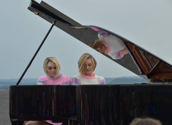 The piano duo KamiLada inspires the audience on Saturday evening 31 07 2021 at the Bergehalde in Ensdorf, directly at the Saarpolygon. bub