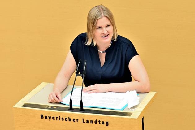 Fraktionsvorsitzende Katrin Ebner-Steiner. 89. Plenarsitzung des Bayerischen Landtags am 21.07.2021. Katrin Ebner-Steiner, Vorsitzende der AfD Fraktion, am Rednerpult. München Bayern Deutschland *** Katrin Ebner Steiner 89 Plenary Session of the Bavarian Parliament on 21 07 2021 Katrin Ebner Steiner, Chairwoman of the AfD parliamentary group, at the lectern Munich Bavaria Germany Copyright: xRolfxPossx