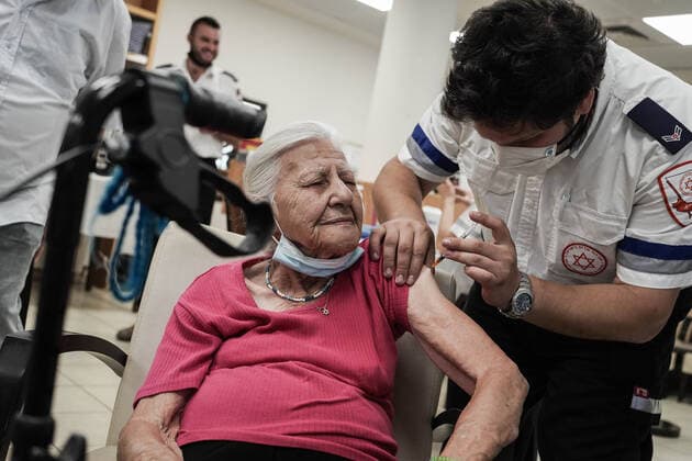 News Bilder des Tages August 2, 2021, Jerusalem, Israel: Paramedics from Magen David Adom, serving as the Israeli Red Cross organization and leading EMS, deliver a 3rd BioNTech Pfizer booster vaccine to seniors at the Mishan Gonen Assisted Living Residence for the elderly. PM Bennett announced his goal of vaccinating all Israeli seniors, 60 and above, with a 3rd vaccine by the end of August 2021, in spite of the fact that a booster shot has not yet been approved by the US FDA. Jerusalem Israel - ZUMAa126 20210802_zap_a126_013 Copyright: xNirxAlonx