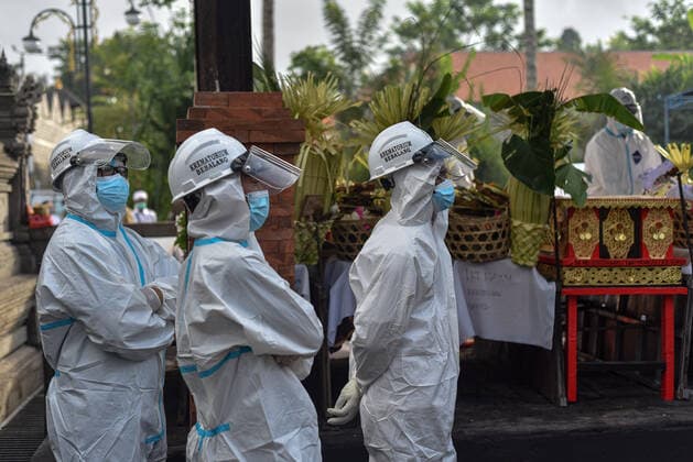 August 2, 2021, Bangli, Indonesia: Workers of the crematorium organization dressed in protective suits attend a cremation process..Balinese Hindu community performs cremation for the dead bodies of Covid-19 victims at Sagraha Mandrakantha Santhi crematorium. Indonesia has so far confirmed 3,440,396 Coronavirus cases with 2,809,538 Recovered and 95,723 Deaths. Bangli Indonesia - ZUMAs197 20210802_zaa_s197_067 Copyright: xDickyxBisinglasix