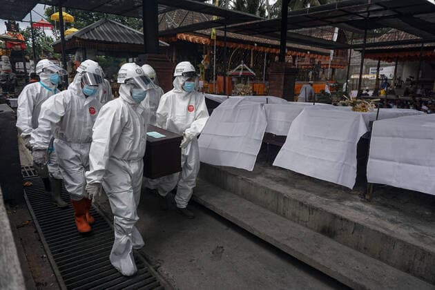 August 2, 2021, Bangli, Indonesia: (EDITORS NOTE: Image depicts death).Workers of the crematorium organization dressed in protective suits carry a coffin of a dead Covid-19 victim to a Crematorium..Balinese Hindu community performs cremation for the dead bodies of Covid-19 victims at Sagraha Mandrakantha Santhi crematorium. Indonesia has so far confirmed 3,440,396 Coronavirus cases with 2,809,538 Recovered and 95,723 Deaths. Bangli Indonesia - ZUMAs197 20210802_zaa_s197_073 Copyright: xDickyxBisinglasix