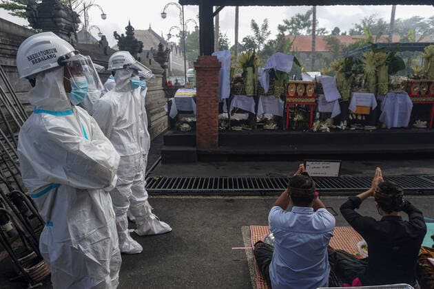 August 2, 2021, Bangli, Indonesia: Workers of the crematorium organization dressed in protective suits attend a cremation process..Balinese Hindu community performs cremation for the dead bodies of Covid-19 victims at Sagraha Mandrakantha Santhi crematorium. Indonesia has so far confirmed 3,440,396 Coronavirus cases with 2,809,538 Recovered and 95,723 Deaths. Bangli Indonesia - ZUMAs197 20210802_zaa_s197_076 Copyright: xDickyxBisinglasix