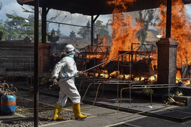 August 2, 2021, Bangli, Indonesia: (EDITORS NOTE: Image depicts death).A worker of the crematorium organization dressed in a protective suit cremates a bodies of Covid-19 victims at a Crematorium..Balinese Hindu community performs cremation for the dead bodies of Covid-19 victims at Sagraha Mandrakantha Santhi crematorium. Indonesia has so far confirmed 3,440,396 Coronavirus cases with 2,809,538 Recovered and 95,723 Deaths. Bangli Indonesia - ZUMAs197 20210802_zaa_s197_078 Copyright: xDickyxBisinglasix