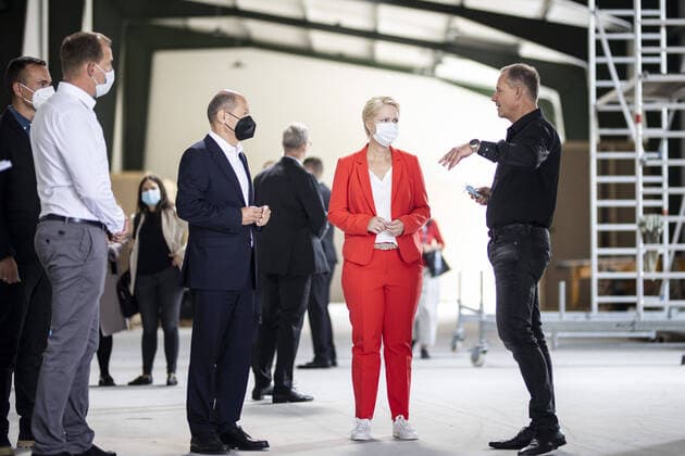 Olaf Scholz, SPD candidate for chancellor, and Manuela Schwesig, SPD, State Premier of Mecklenburg Vorpommern, photographed during a visit to tfc öÄÃ¬ tools for composite in Guestrow, 02 08 2021 Guestrow Germany Copyright: xFlorianxGaertner photothek.dex