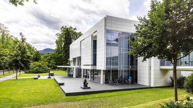 Architektur von Richard Meier Das Museum Frieder Burda ist ein Kunstmuseum in Baden-Baden nach einem Entwurf des Architekten Richard Meier. 31.07.2021: DEU, Deutschland, Baden-Württemberg, Baden-Baden. *** The Museum Frieder Burda is an art museum in Baden Baden designed by the architect Richard Meier 31 07 2021 DEU, Germany, Baden Württemberg, Baden Baden