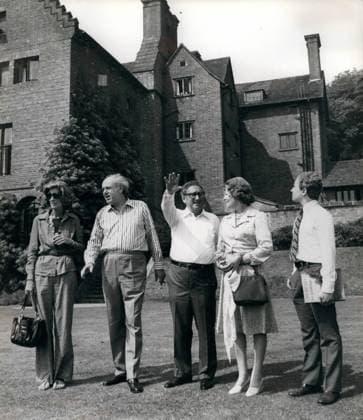 Jun. 06, 1976 - Westerham, England, United Kingdom - US Secretary of State Dr. HENRY KISSINGER, center, who has been on a brief visit to London, this morning went by helicopter to Chartwell, the Westerham, Kent, home of the late Prime Minister Churchill. Dr. Kissinger was accompanied by his second wife, NANCY, left, and 15 year old son, DAVID, right. The Kissinger family, talks with LADY SOAMES (MARY CHURCHILL), second from right, and Sir CHRISTOPHER SOAMES, second from left, on the grounds of Chartwell. Westerham United Kingdom - ZUMAk09_ 19760606_baf_k09_049 Copyright: xKeystonexPressxAgencyx