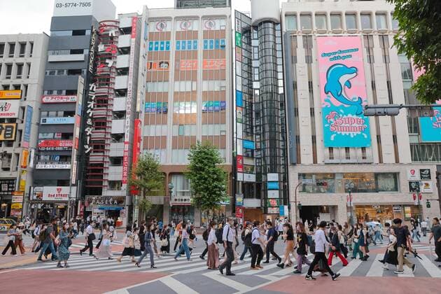 August 2, 2021, Tokyo, Japan: Pedestrians wearing face masks as a precaution against the spread of covid-19 walk over a cross road in Shibuya district, amid the covid-19 pandemic. Tokyo Japan - ZUMAs197 20210802_zab_s197_050 Copyright: xStanislavxKogikux