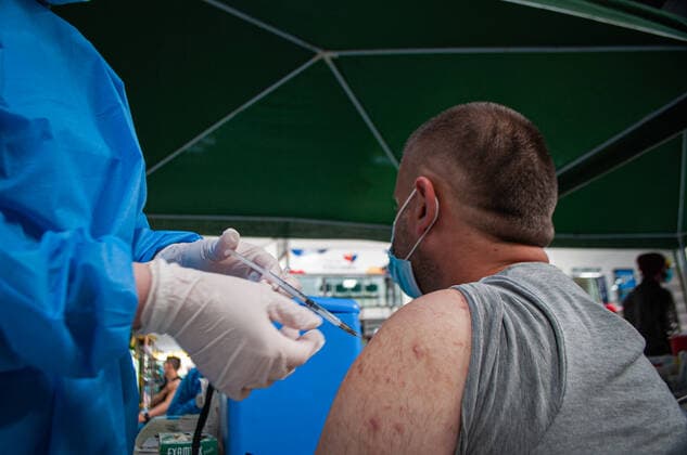Moderna COVID-19 Vaccination In Colombia A men gets a shot of the Moderna novel COVID-19 vaccine during a mass vaccination to people from ages 25 to 30 against the novel Coronavirus disease in Bogota, Colombia with the Moderna and the Pfizer and BioNtech vaccines against COVID-19 on August 2, 2021. Bogota Cundinamarca Colombia barrossalamanca-modernac210802_npVug  Copyright: xSebastianxBarrosx