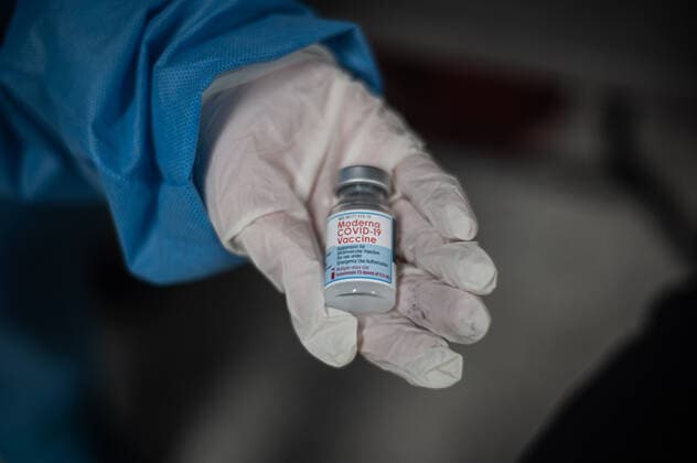 Moderna COVID-19 Vaccination In Colombia A nurse holds on her hand the Moderna COVID-19 vaccine during a mass vaccination to people from ages 25 to 30 against the novel Coronavirus disease in Bogota, Colombia mainly with the Moderna and the Pfizer and BioNtech vaccines against COVID-19 on August 2, 2021. Bogota Cundinamarca Colombia barrossalamanca-modernac210802_npxpY  Copyright: xSebastianxBarrosx