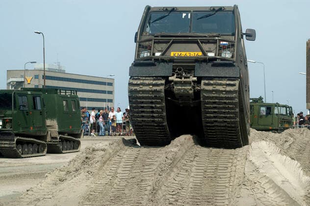 Den Helder The Netherlands Vlootdagen. Navy Days. Bandvagn 206 (BV-206) een militair rupsvoertuig van de firma Hägglunds door het Korps Mariniers gebruikt als All Terrain Carrier Bandvagn 206 (BV-206) ein militärisches Kettenfahrzeug der Firma Hägglunds, das vom Marine Corps als All Terrain Carrier eingesetzt wird Bandvagn 206 (BV-206) a military tracked vehicle of the company Hägglunds used by the Marine Corps as an All Terrain Carrier
