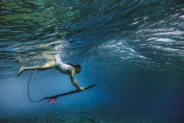 IMAGO Creative: Reflexionen - Sport Male surfer holding surfboard while diving undersea at Maldives Malé, Male, Maldives CR_KOTRIN210713N-794288-01 ,model released, Symbolfoto