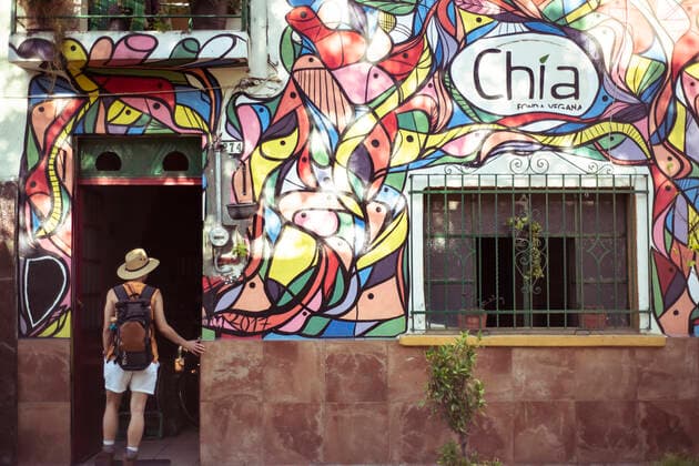 Backpacker tourist in contemporary graffiti street art doorway Guadalajara, Jal., Mexico CR_PIDODS210226-235035-01 EDITORIAL USE ONLY ,model released, Symbolfoto