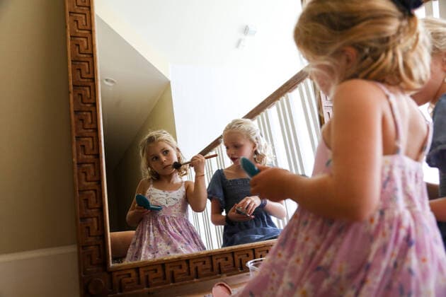 IMAGO Creative: Dichotomien, Reflexionen little girl look at herself in mirror putting on blush Waldwick, NJ, United States CR_STWE210608A-605476-01 ,model released, Symbolfoto