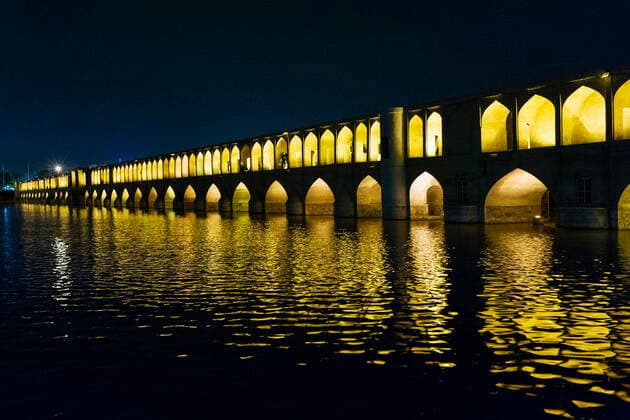 REISE DURCH IRAN Si-o-se Pol über den Fluss Zayandeh Rud, auch bekannt als 33-Bogen-Brücke oder Allah-Verdi-Khan-Brücke, am Freitag (11.03.16) in Isfahan in der Islamischen Republik Iran. Islamische Republik Iran Islamic Republic of *** TRAVEL THROUGH IRAN Si o se pole over the river Zayandeh Rud, also known as 33 arch bridge or Allah Verdi Khan bridge, on Friday 11 03 16 in Isfahan in the Islamic Republic of Iran Islamic Republic of  Copyright: Ex-PressxMarkusxFortex MFO20160311_011