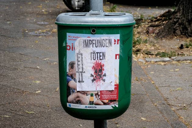 Dusseldorf 03 08 2021 garbage can garbage can wild poster defacement compulsory vaccination vaccination opponents Corona opponents Corona deniers Schwurbler vaccinations kill Dusseldorf North Rhine Westphalia Germany