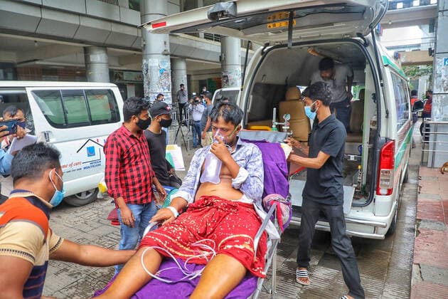 Bangladesh In Alert By New Delta Variant Of Covid-19 DHAKA, BANGLADESH - AUGUST 3: A patient is transport in ambulance to Dhaka Medical Hospital, to health workers treats the patient in the intensive care unit that exclusively treats Covid-19 patients. A new outbreak of the new Delta variant of Covid-19 puts the world on alert, which is more contagious than the Alpha variant and is just as transmissible as Chickenpox. 80% of the new diagnosed cases have been with the Delta variant with a presence in 132 countries. on August 3, 2021 in Dhaka, Bangladesh. Copyright: xMarufxRahmanx EYEPIXGROUP_MR_03082021_11328