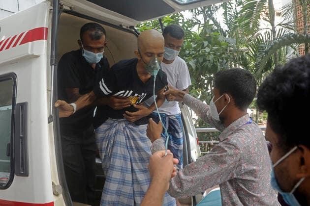 Bangladesh In Alert By New Delta Variant Of Covid-19 DHAKA, BANGLADESH - AUGUST 3: A patient is transport in ambulance to Dhaka Medical Hospital, to health workers treats the patient in the intensive care unit that exclusively treats Covid-19 patients. A new outbreak of the new Delta variant of Covid-19 puts the world on alert, which is more contagious than the Alpha variant and is just as transmissible as Chickenpox. 80% of the new diagnosed cases have been with the Delta variant with a presence in 132 countries. on August 3, 2021 in Dhaka, Bangladesh. Copyright: xMarufxRahmanx EYEPIXGROUP_MR_03082021_11322