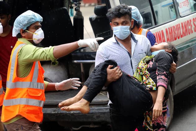 Bangladesh In Alert By New Delta Variant Of Covid-19 DHAKA, BANGLADESH - AUGUST 3: A patient is transport in ambulance to Dhaka Medical Hospital, to health workers treats the patient in the intensive care unit that exclusively treats Covid-19 patients. A new outbreak of the new Delta variant of Covid-19 puts the world on alert, which is more contagious than the Alpha variant and is just as transmissible as Chickenpox. 80% of the new diagnosed cases have been with the Delta variant with a presence in 132 countries. on August 3, 2021 in Dhaka, Bangladesh. Copyright: xMarufxRahmanx EYEPIXGROUP_MR_03082021_11324