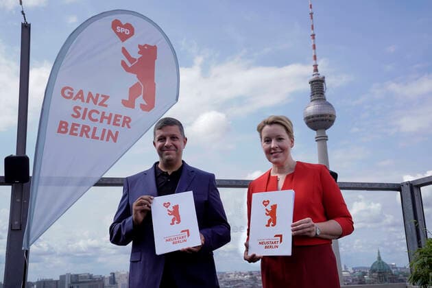Bilder des Jahres 2021, News 08 August News Themen der Woche KW31 News Bilder des Tages SPD Berlin Sommertour Aktuell, 03.08.2021, Berlin, Franziska Giffey Spitzendandidatin und Landesvorsitzende der SPD Berlin gemeinsam mit Raed Saleh dem Landesvorsitzenden der SPD Berlin bei der SPD Berliner Sommertour und Vorstellung des Zukunftsprogramm Neustart Berlin Berlin Berlin Deutschland *** SPD Berlin Summer Tour News, 03 08 2021, Berlin, Franziska Giffey top candidate and state leader of the SPD Berlin together with Raed Saleh the state leader of the SPD Berlin at the SPD Berlin Summer Tour and presentation of the Future Program New Start Berlin Berlin Berlin Germany