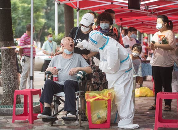 News Bilder des Tages (210803) -- WUHAN, Aug. 3, 2021 -- A medical worker takes a swab sample from a resident for COVID-19 nucleic acid testing in Wuhan, central China s Hubei Province, Aug. 3, 2021. Wuhan City, capital of central China s Hubei Province, launched another citywide COVID-19 nucleic acid testing campaign on Tuesday, according to a press conference held by the provincial COVID-19 prevention and control headquarters. Wuhan, once hard-hit by COVID-19, identified new local clusters of cases on Monday when seven migrant workers at the Wuhan Economic & Technological Development Zone tested positive for the coronavirus. ) CHINA-HUBEI-WUHAN-COVID-19-TESTING (CN) XiaoxYijiu