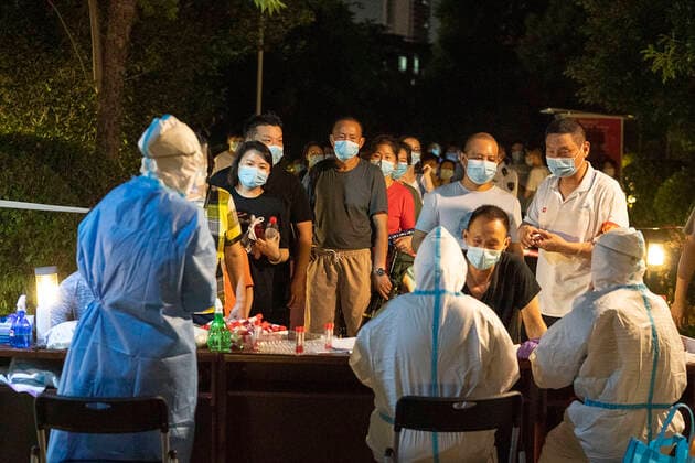 (210803) -- WUHAN, Aug. 3, 2021 -- Citizens wait to take COVID-19 nucleic tests at a testing site in Wuhan, central China s Hubei Province, Aug. 3, 2021. Wuhan City, capital of central China s Hubei Province, launched another citywide COVID-19 nucleic acid testing campaign on Tuesday, according to a press conference held by the provincial COVID-19 prevention and control headquarters. Wuhan, once hard-hit by COVID-19, identified new local clusters of cases on Monday when seven migrant workers at the Wuhan Economic & Technological Development Zone tested positive for the coronavirus. ) CHINA-HUBEI-WUHAN-COVID-19-TESTING (CN) XiongxQi