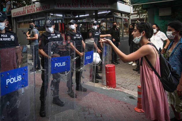 Bilder des Jahres 2021, News 08 August News Themen der Woche KW31 News Bilder des Tages August 3, 2021, Ankara, Turkey: Protesters confront police officers during the demonstration..21 year old university student Azra Gülendam Haytao?lu, who has not been heard from in Antalya since 28 July, was found dead in a forest area in Antalya Kepez. Istanbul Convention Ankara Campaign Group gathered in front of Ã‡ankaya Municipality for the murdered woman. Ankara Turkey - ZUMAs197 20210803_zaa_s197_103 Copyright: xTunahanxTurhanx