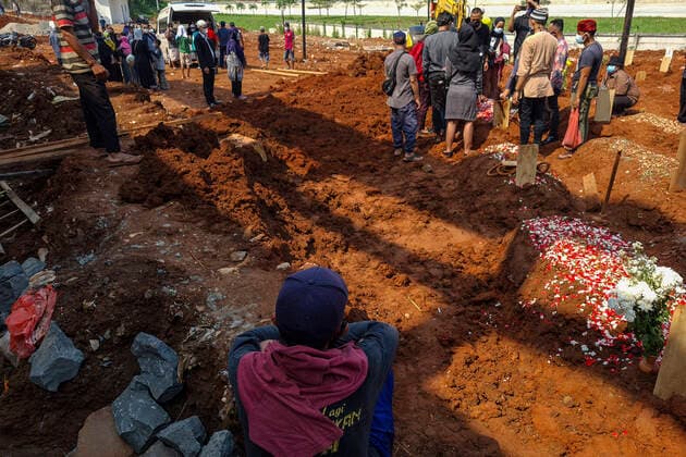 August 4, 2021, Tangerang Selatan, Banten, Indonesia: South Tangerang, Banten, Indonesia, August 04, 2021: Funeral for the victims of COVID-19 at the special cemetery for COVID-19, South Tangerang, Banten, Indonesia. Indonesia has passed the total number of 100,000 deaths due to COVID-19. Tangerang Selatan Indonesia - ZUMAh128 20210804_zap_h128_004 Copyright: xDonalxHusnix