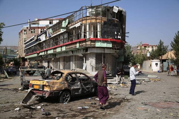 Bilder des Jahres 2021, News 08 August News Themen der Woche KW31 News Bilder des Tages (210804) -- KABUL, Aug. 4, 2021 -- Photo taken on Aug. 4, 2021 shows the site of a car bomb in Kabul, capital of Afghanistan. Militants attack on the residence of Afghan Defense Minister Bismillah Khan Mohammadi in Kabul left all the four attackers and eight civilians dead, Interior Ministry spokesman Mir Wais Stanikzai said Wednesday. (Photo by Xinhua) AFGHANISTAN-KABUL-ATTACK-CAR BOMB SayedxMominzadah 