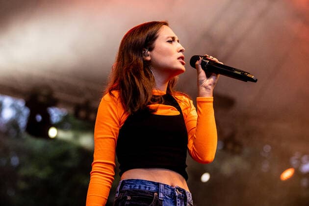 Hamburg, 4 August 2021 Alice Merton at a concert on the open-air stage in Hamburgs Stadtpark.