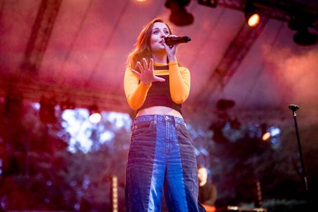 Hamburg, 4 August 2021 Alice Merton at a concert on the open-air stage in Hamburgs Stadtpark.