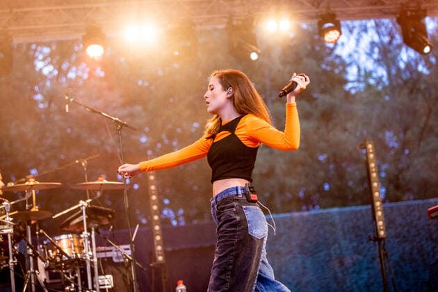 Hamburg, 4 August 2021 Alice Merton at a concert on the open-air stage in Hamburgs Stadtpark.
