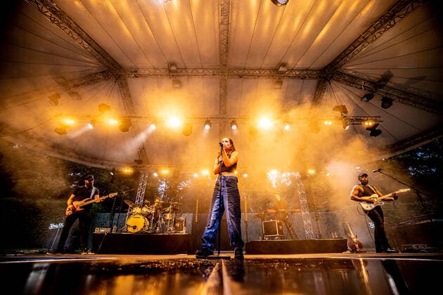Hamburg, 4 August 2021 Alice Merton at a concert on the open-air stage in Hamburgs Stadtpark.