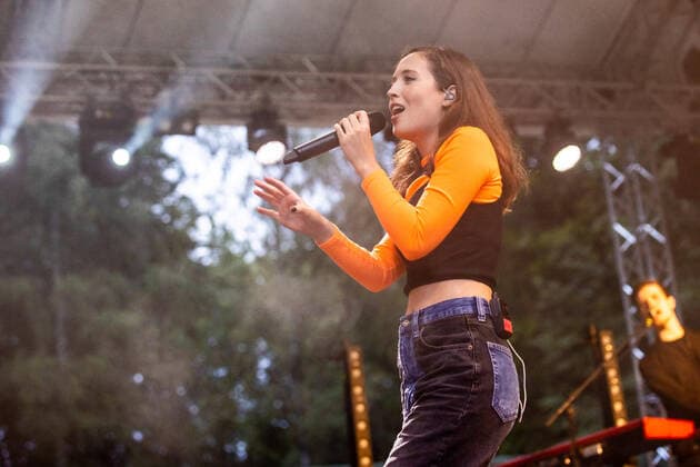 Hamburg, 4 August 2021 Alice Merton at a concert on the open-air stage in Hamburgs Stadtpark.