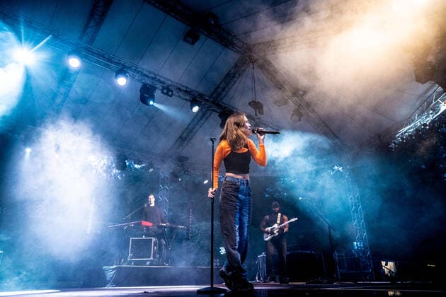 Hamburg, 4 August 2021 Alice Merton at a concert on the open-air stage in Hamburgs Stadtpark.