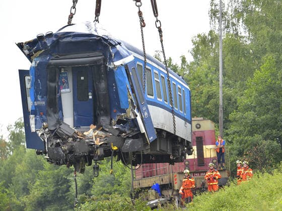 Bilder des Jahres 2021, News 08 August News Themen der Woche KW31 News Bilder des Tages Removing damaged locomotives and wagons using heavy machinery started after yesterday s collision of two trains on the single-track track near the village of Milavce between the stations Domazlice and Blizejov , Czech Republic, August 5, 2021. Three people died on the spot in the accident, and dozens of others suffered very serious and serious injuries. (CTKxPhoto MiroslavxChaloupka) CTKPhotoP2021080505373  cha011