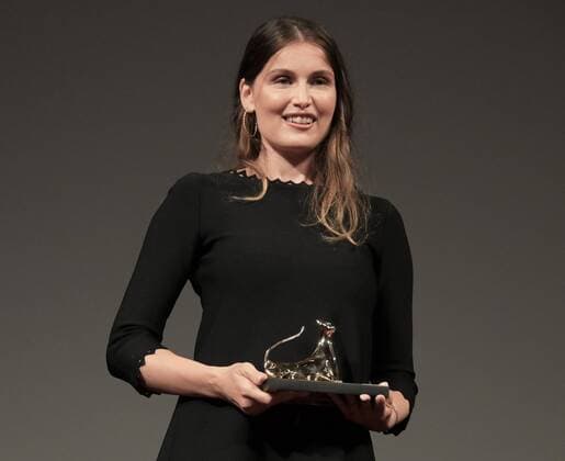 Bilder des Jahres 2021, Entertainment 08 August Entertainment Themen der Woche KW31 Entertainment Bilder des Tages Locarno, Switzerland Locarno Film Festival 2021 Laetitia Casta receives Excellence Award Davide Campari In the photo: Laetitia Casta receives pardo Excellence Award Davide Campari dres, shoes Azzedine AlaÃ¯a  Copyright: xNickxZonnax xIPAx xNickxZonnax