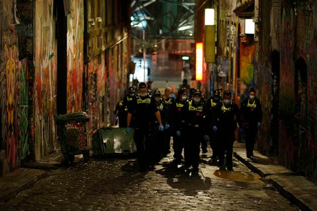 VICTORIA CORONAVIRUS COVID19, Police are seen heading up Hosier Lane during anti-lockdown rally in Melbourne, Thursday, August 5, 2021. ( NO ARCHIVING, EDITORIAL USE ONLY, NO USE IN BOOKS WITHOUT CONSENT MELBOURNE VIC AUSTRALIA  Copyright: xDANIELxPOCKETTx 20210805001564468407