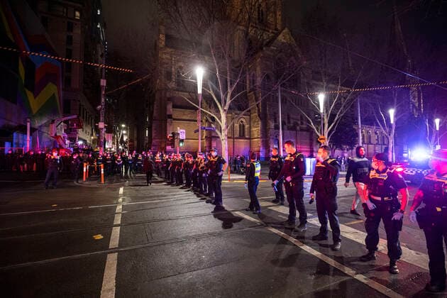 ANTI LOCKDOWN PROTEST MELBOURNE, Police for a ring blocking protesters during an anti-lockdown rally in Melbourne, Thursday, August 5, 2021. ( NO ARCHIVING, EDITORIAL USE ONLY, NO USE IN BOOKS WITHOUT CONSENT MELBOURNE VIC AUSTRALIA  Copyright: xDANIELxPOCKETTx 20210805001564469060
