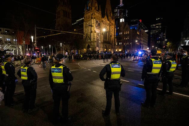 ANTI LOCKDOWN PROTEST MELBOURNE, Police for a ring blocking protesters during an anti-lockdown rally in Melbourne, Thursday, August 5, 2021. ( NO ARCHIVING, EDITORIAL USE ONLY, NO USE IN BOOKS WITHOUT CONSENT MELBOURNE VIC AUSTRALIA  Copyright: xDANIELxPOCKETTx 20210805001564468996