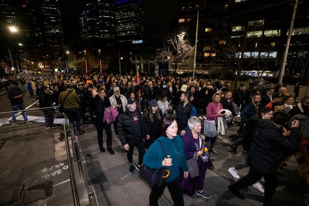 ANTI LOCKDOWN PROTEST MELBOURNE, Protesters are seen at an anti-lockdown rally in Melbourne, Thursday, August 5, 2021. ( NO ARCHIVING, EDITORIAL USE ONLY, NO USE IN BOOKS WITHOUT CONSENT MELBOURNE VIC AUSTRALIA  Copyright: xDANIELxPOCKETTx 20210805001564468782