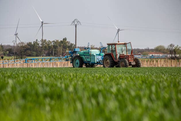 IMAGO Creative: Landleben, Mit Nachhaltigkeit grün auf dem Land leben Pesticides sprayed on a wheat field in La Brousse (central-western France) Farmer spraying pesticides on a wheat field in La Brousse (central western France) Nouvelle-Aquitaine; Poitou Charentes; Charente Maritime 17; La Brousse CHARENTE-MARITIME CHARENTE-MARITIME Europe; Western Europe; France  Copyright: xLeotyxX Andia.frx 384479