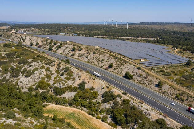 IMAGO Nature: Unsere Erde, Energiequellen, Photovoltaik Roquefort-des-Corbieres (south of France): aerial view of solar power plants and the highway A9 Roquefort des Corbieres (south of France): aerial view of the solar power plants of Pla de la Roque and La Calade between Roquefort des Corbieres and La Palme, along the highway A9 E15 La Catalane. The highway, the photovoltaic park and windmills in the distance Occitanie Pyrenees Mediterranee; Languedoc Roussillon; Aude 11; Roquefort Les Corbieres Europe; Western Europe; France  Copyright: xFerrer-Saada Andia.frx 385713
