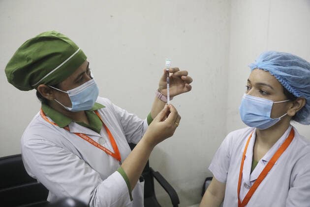 Vaccination Campaign In Bangladesh DHAKA CITY, BANGLADESH - AUGUST 5: A health worker prepares a dose against Covid-19 disease during national vaccination campaign, The Bangladesh government™s plan to inoculate 10 million people in a week mainly focuses on the people who are living at union and ward levels. on August 5, 2021 In Dhaka, Bangladesh. Copyright: xMarufxRahmanx EYEPIXGROUP_MR_05082021_11537