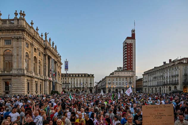 Turin. No Green pass event the evening before the entry into force of the Green Pass decree In the photo:  Copyright: xRiccardoxGiordanox xIPAx xRiccardoxGiordanox