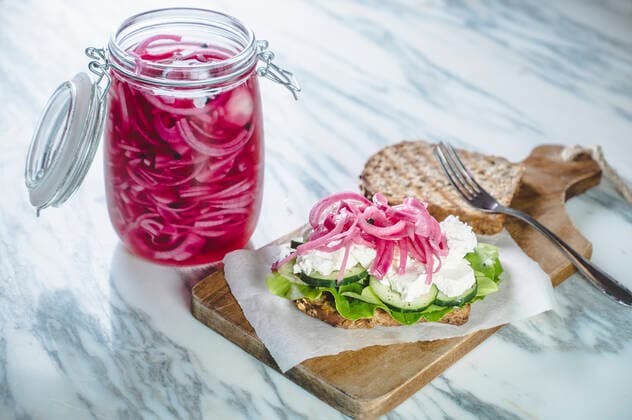 IMAGO Creative, Food, Pickled Onions Sandwich with pickled onions, cucumbers, creamed goat cheese and lettuce IPF00561