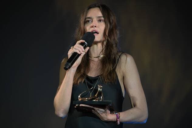 Locarno, Switzerland Locarno Film Festival 2021 Kasia Smutniak receives Leopard Club Awards from President Rolando Benedick. In the photo: Kasia Smutniak Leopard Club Awards personal dress shoes Giorgio Armani  Copyright: xNickxZonnax xIPAx xNickxZonnax
