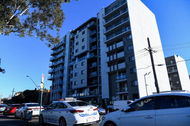 NSW CORONAVIRUS COVID19, NSW Police are seen outside an apartment block on Campbell Street in Liverpool, after fourteen cases of COVID-19 were confirmed in the building in Sydney, Saturday, August 7, 2021. Greater Sydney and surrounding regions are in lockdown until at least August 28 and the NSW Hunter will be locked down for a week as health authorities battle to contain an outbreak of the virulent Delta strain. ( NO ARCHIVING, EDITORIAL USE ONLY, NO USE IN BOOKS WITHOUT CONSENT SYDNEY NSW AUSTRALIA  Copyright: xBIANCAxDExMARCHIx 20210807001565005880