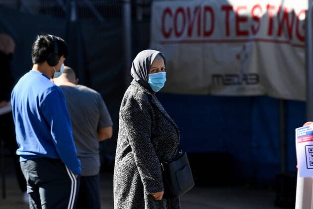 NSW CORONAVIRUS COVID19, People wearing face mask line up for a COVID-19 test at the Yagoona MedLab Pathology Walk-in clinic in Sydney, Saturday, August 7, 2021. Greater Sydney and surrounding regions are in lockdown until at least August 28 and the NSW Hunter will be locked down for a week as health authorities battle to contain an outbreak of the virulent Delta strain. ( NO ARCHIVING, EDITORIAL USE ONLY, NO USE IN BOOKS WITHOUT CONSENT SYDNEY NSW AUSTRALIA  Copyright: xBIANCAxDExMARCHIx 20210807001565067516