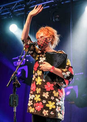August 6, 2021, Wickham, Hampshire, United Kingdom: Scottish singer-songwriter and MBE Sadenia Eddi Reader, former frontwoman with folk group Fairground Attraction and recipient of three BRIT Awards, wearing a tartan mask performs live on stage at the Wickham Festival in Hampshire. Wickham United Kingdom - ZUMAs197 20210806_zaa_s197_128 Copyright: xDawnxFletcher-Parkx