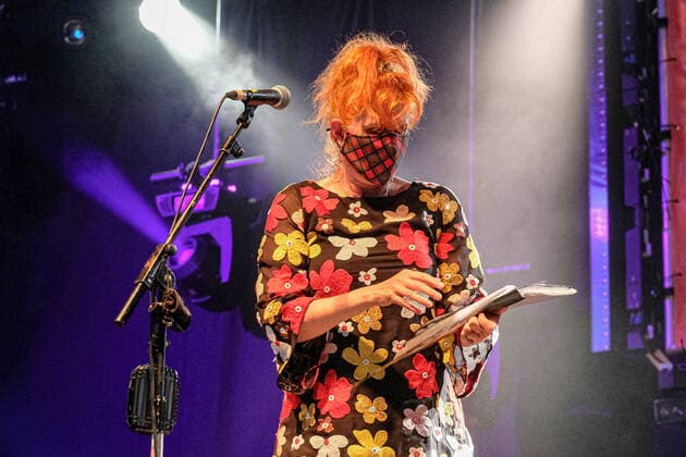 August 6, 2021, Wickham, Hampshire, United Kingdom: Scottish singer-songwriter and MBE Sadenia Eddi Reader, former frontwoman with folk group Fairground Attraction and recipient of three BRIT Awards, wearing a tartan mask performs live on stage at the Wickham Festival in Hampshire. Wickham United Kingdom - ZUMAs197 20210806_zaa_s197_131 Copyright: xDawnxFletcher-Parkx